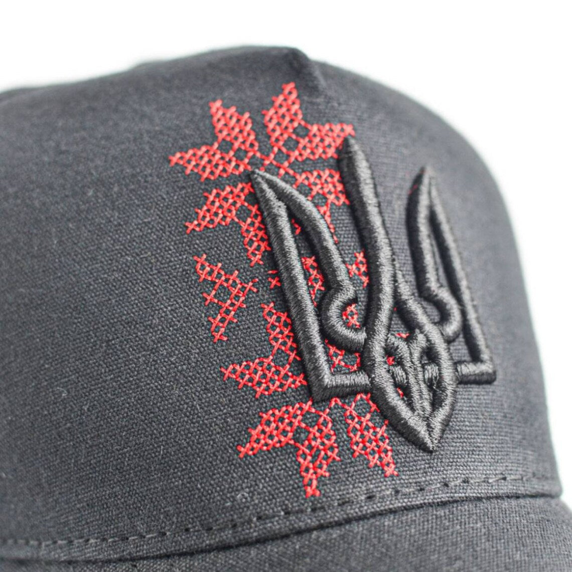 Beige trucker with embroidered trident