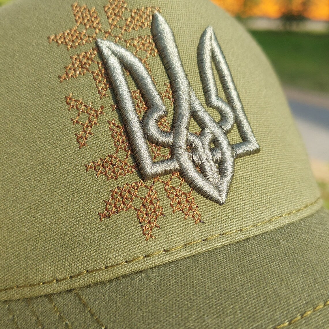 White+Blue Ornament trucker with embroidered trident